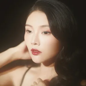 徐冬冬红唇性感光影写真图片_4