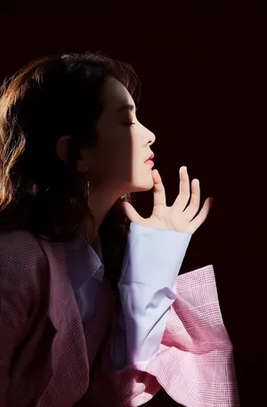 陈昊宇粉色西装魅力写真图片