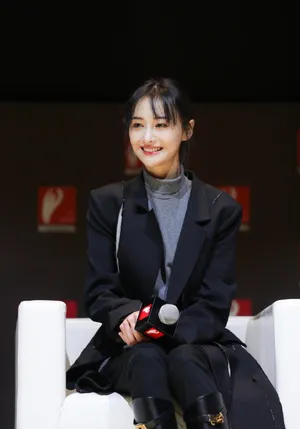 郑爽黑色西装性感活动照图片