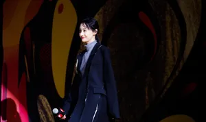 郑爽黑色西装性感活动照图片_1