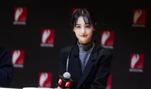 郑爽黑色西装性感活动照图片_5