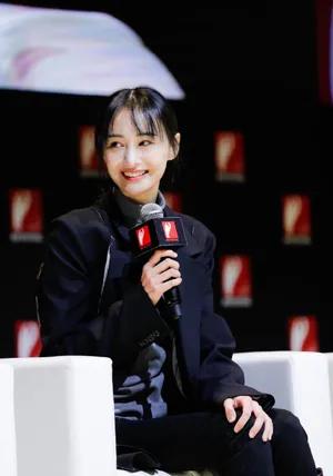 郑爽黑色西装性感活动照图片_6