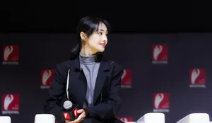 郑爽黑色西装性感活动照图片_7