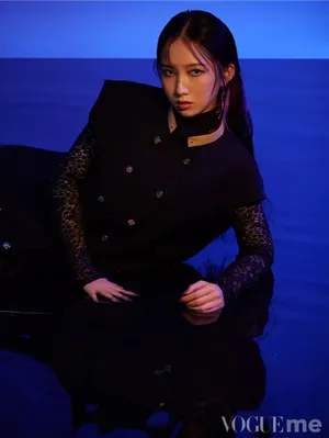 孟美岐冷艳光影写真图片
