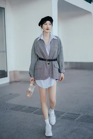 张俪红唇美腿性感街拍图片