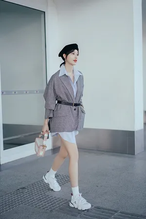 张俪红唇美腿性感街拍图片