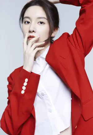 崔心心红色西服性感图片_2