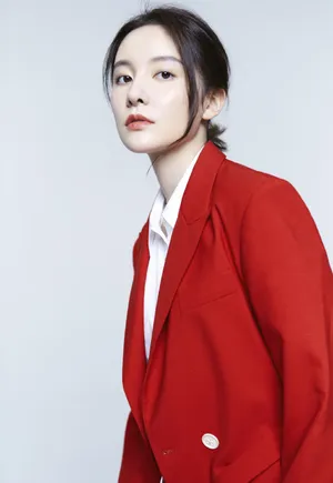 崔心心红色西服性感图片_3