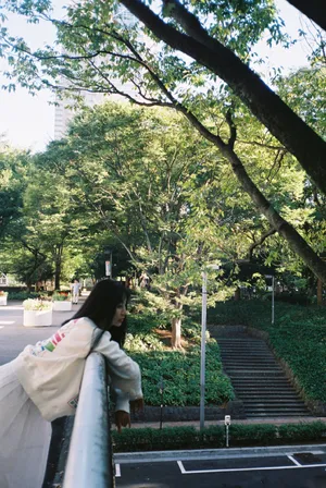 李菲儿清新简洁街拍写真图片