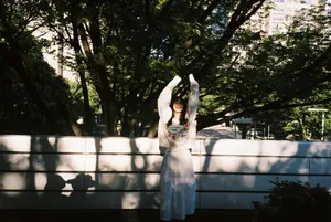 李菲儿清新简洁街拍写真图片