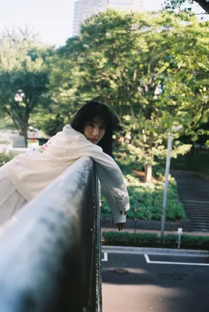 李菲儿清新简洁街拍写真图片_2