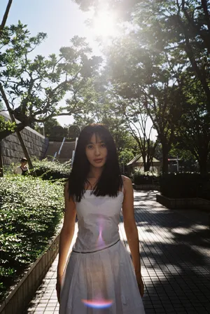 李菲儿清新简洁街拍写真图片_4