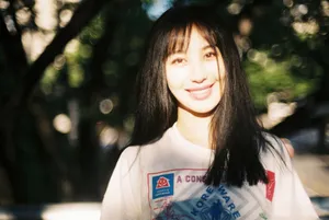 李菲儿清新简洁街拍写真图片_6