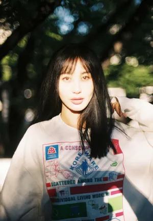 李菲儿清新简洁街拍写真图片_8