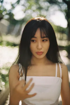 李菲儿清新简洁街拍写真图片_9