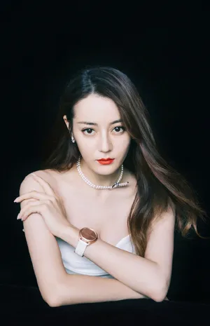 迪丽热巴抹胸礼服性感写真图片