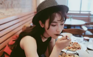 曲尼次仁清新甜美生活照图片