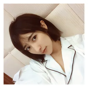 曲尼次仁慵懒居家自拍照图片_2
