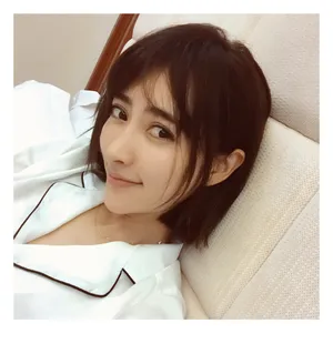 曲尼次仁慵懒居家自拍照图片_4