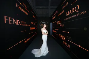 迪丽热巴白色抹胸长裙性感图片_8