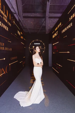 迪丽热巴白色抹胸长裙性感图片_10