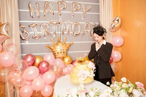 赵丽颖黑色西装酷劲生日写真