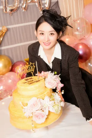 赵丽颖黑色西装酷劲生日写真_1