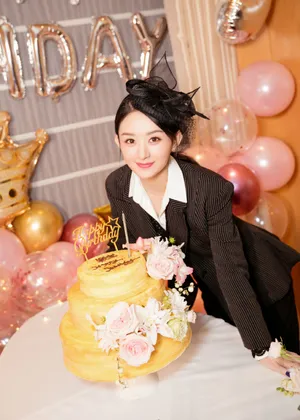 赵丽颖黑色西装酷劲生日写真_2