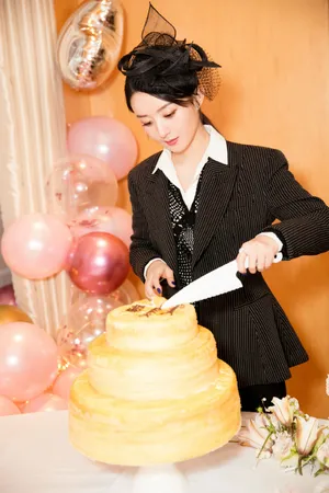 赵丽颖黑色西装酷劲生日写真_4