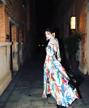 朱珠彩裙性感优雅写真图片_2