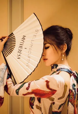 朱珠彩裙性感优雅写真图片_4