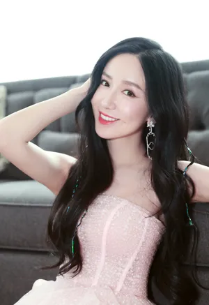 娄艺潇优雅甜美写真图片