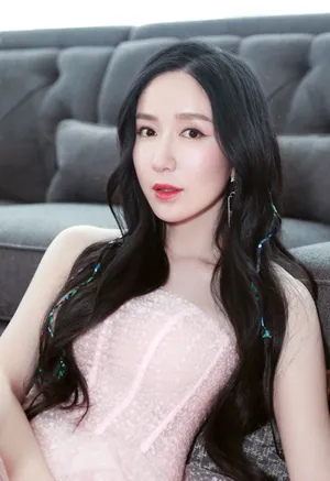 娄艺潇优雅甜美写真图片_2