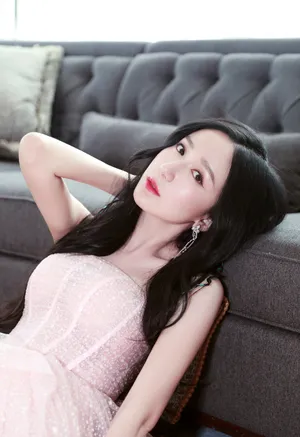 娄艺潇优雅甜美写真图片_5
