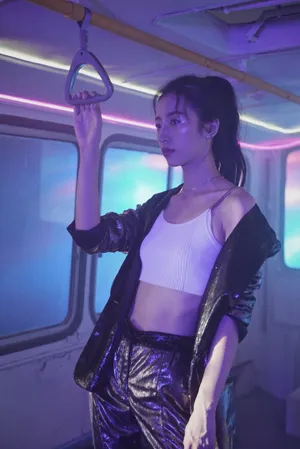 周雨彤炫彩巴士girl靓丽图片_1