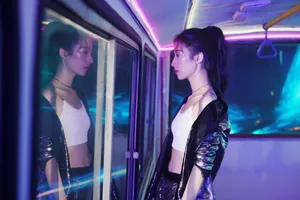 周雨彤炫彩巴士girl靓丽图片
