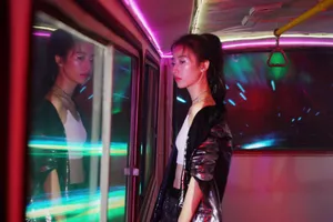 周雨彤炫彩巴士girl靓丽图片_2