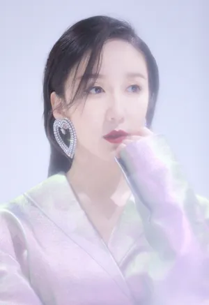 娄艺潇梦幻光影写真图片