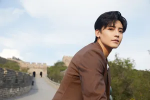侯明昊休闲帅气西装写真图片_4
