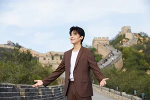 侯明昊休闲帅气西装写真图片_5