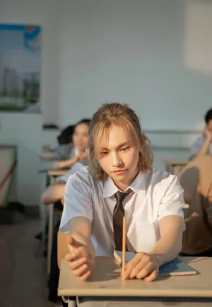 周锐衬衫校服帅气写真图片_4