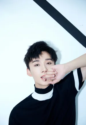 李泊文帅气高清图片