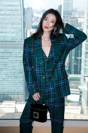 周雨彤条纹西装酷美写真图片