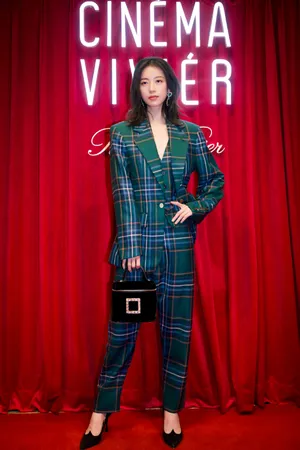 周雨彤条纹西装酷美写真图片_7