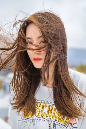 迪丽热巴凌乱发丝性感写真图片