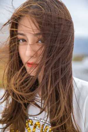迪丽热巴凌乱发丝性感写真图片_2