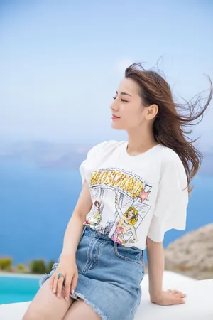 迪丽热巴凌乱发丝性感写真图片_3