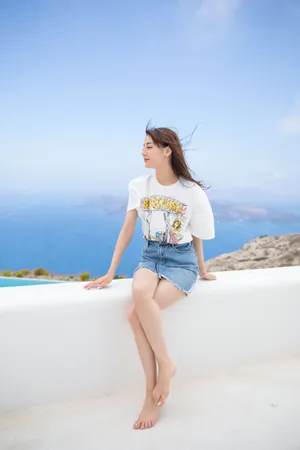 迪丽热巴凌乱发丝性感写真图片_5