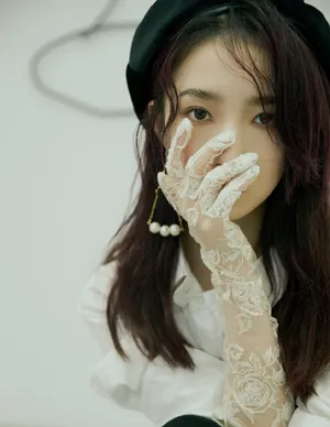孟美岐蕾丝手套性感写真_4