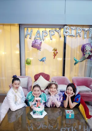 刘萌萌生日会美人鱼装图片_2